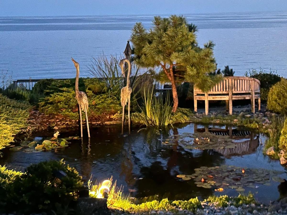 The Wind In The Willows - Luxury Lakefront Oasis Panzió Cobourg Kültér fotó